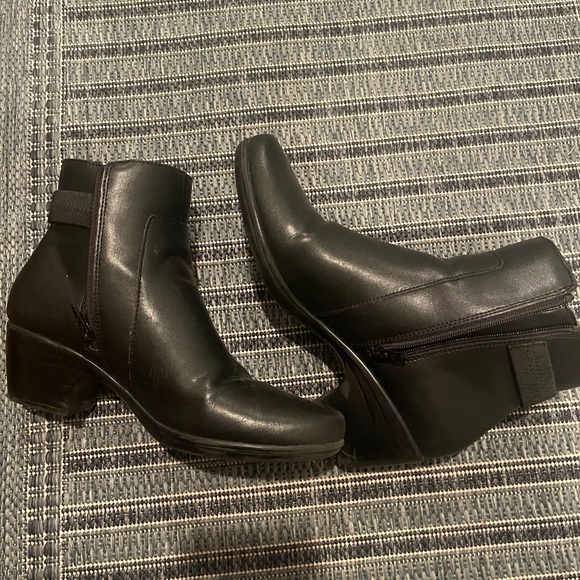 Clarks Shoes - Clarks women’s size 9 black leather ankle boots